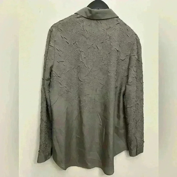 Chico's Women's Button Down Shirt Gray Crinkle Long Sleeve Career Office Size 1 - Picture 2 of 6